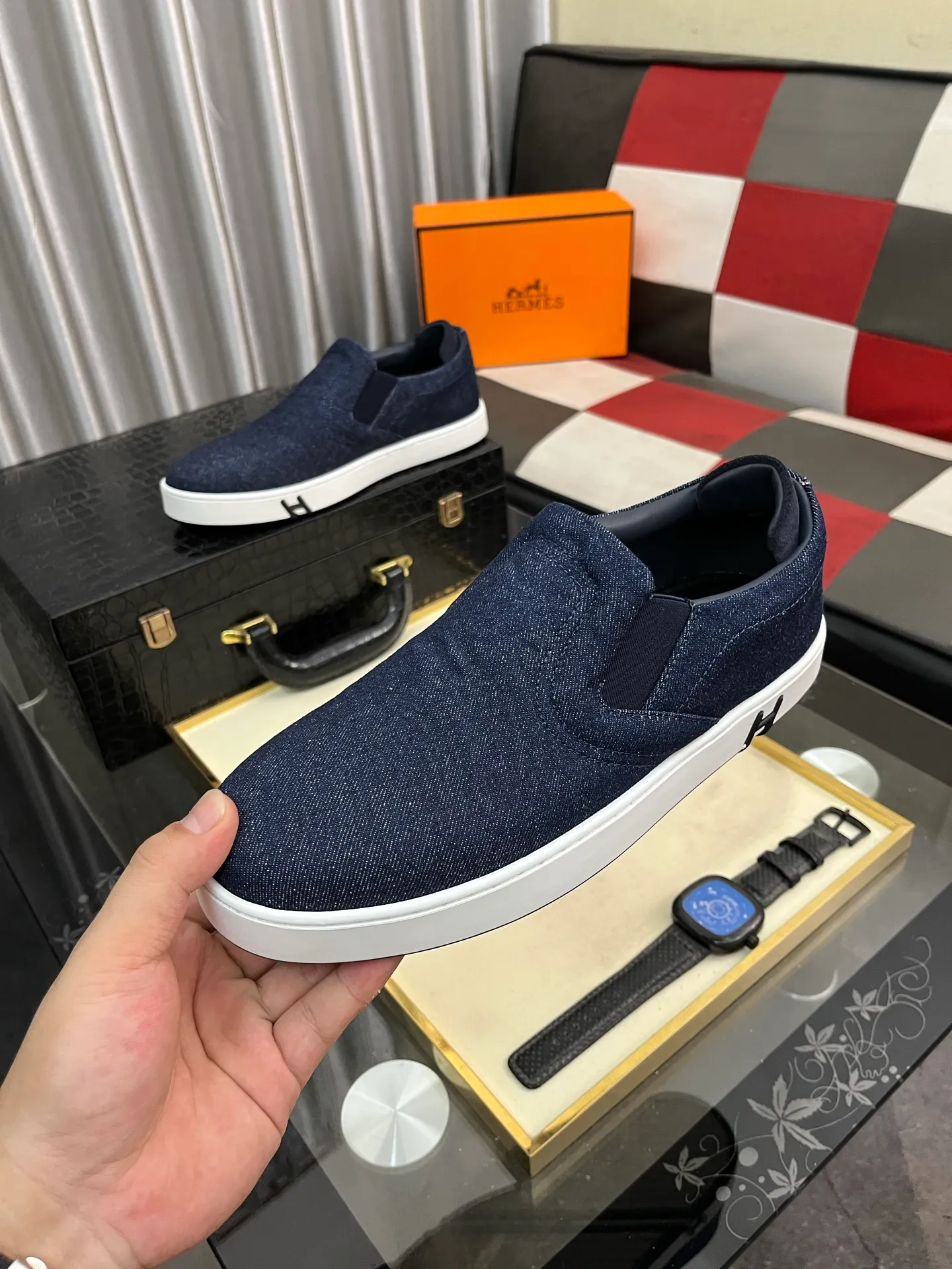Men's Men's Shoes💰458⌚️⌚️HERMES/Hermès Hugo sneakers are casual men's shoes. These sneakers are made of imported first-layer cowhide leather and breathable mesh design. The contrasting color design creates a dynamic and modern shape. The front end of the toe is decorated with natural-color rubber inlays, making it novel and fashionable. The texture is incomparable, with cowhide lining and cowhide foot pads, the upper foot is comfortable and breathable, and the rubber sole is decorated with geometric patterns and iconic "H" details. A very personal one! Size: 38-44